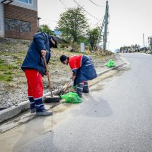 PERSONAL DE AGROTÉCNICA FUEGUINA LIMPIÓ LA CALLE TUCUMÁN, EN B° ALAKALUFES II