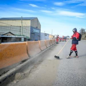 OPERATIVO DE LIMPIEZA URBANA DEL MUNICIPIO: SE AVANZÓ SOBRE LA AVENIDA PERITO MORENO 